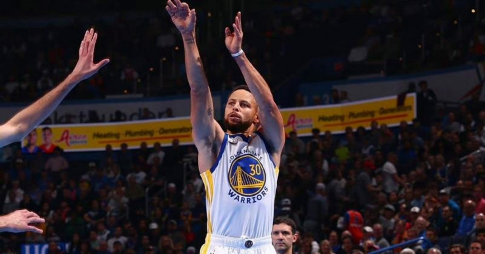 雷霆完胜新疆队,库里状态火热 雷霆完胜新疆队,库里状态火热