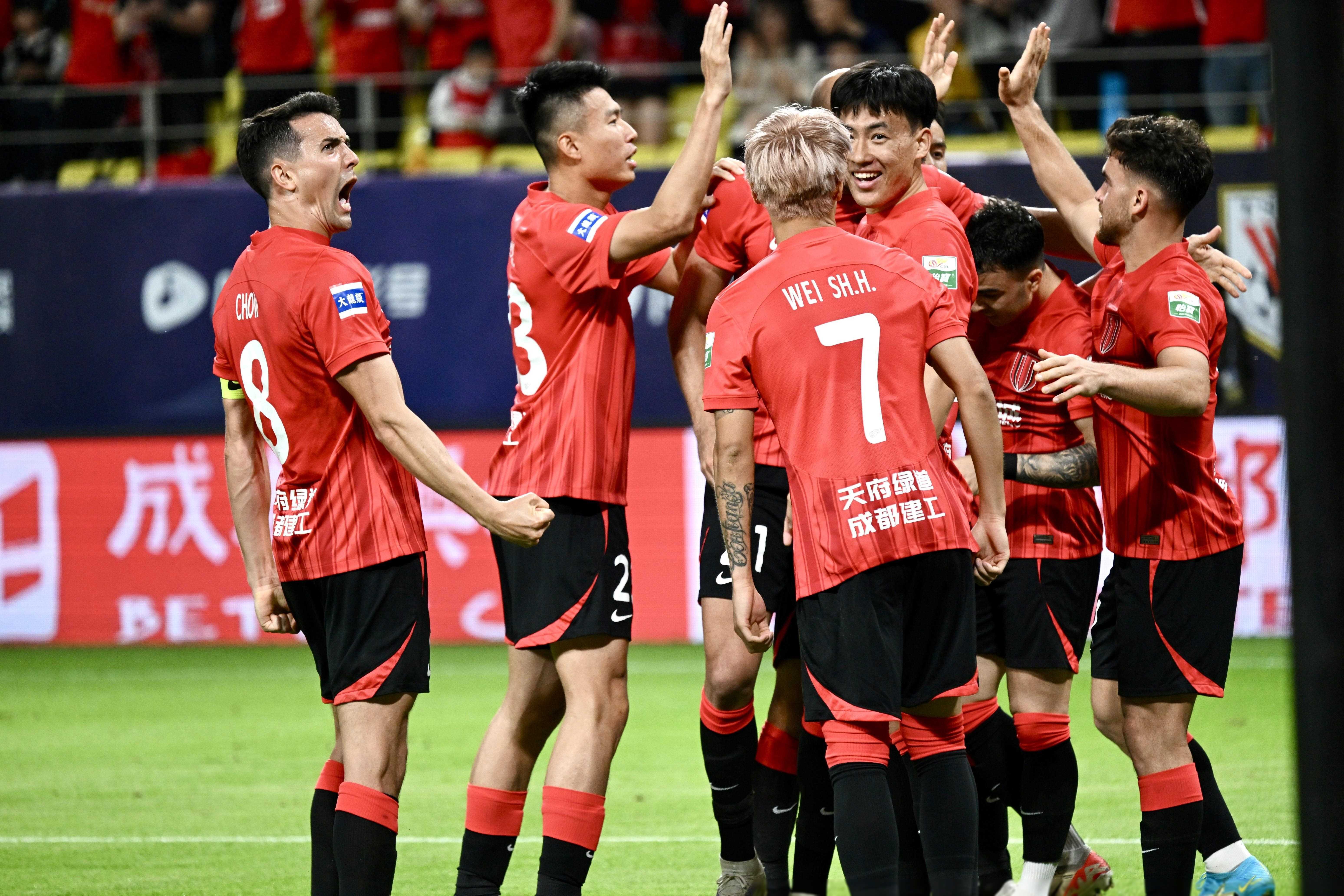 足球运动风起云涌,各路球队纷纷登场 足球运动风起云涌,各路球队纷纷登场