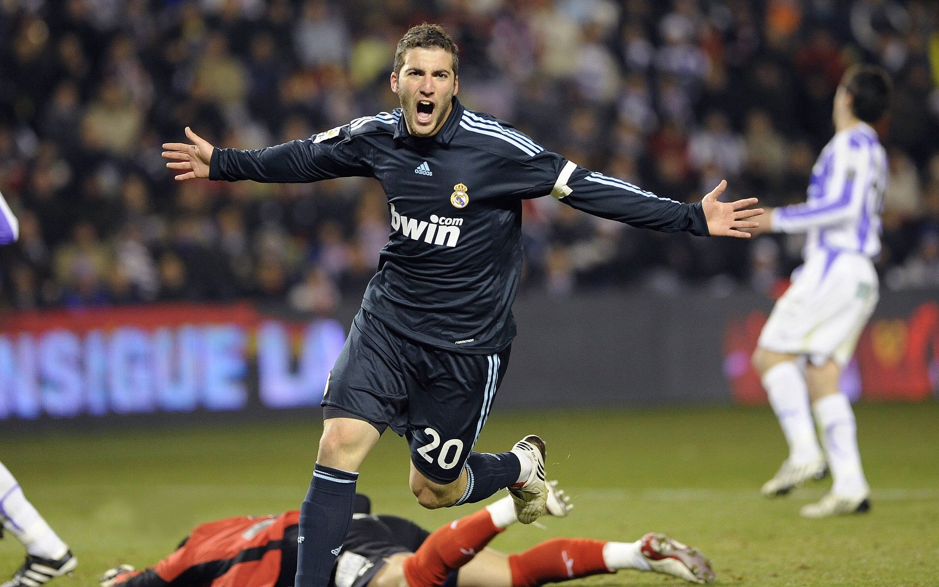 关键战不手软!切特·霍姆格伦率雷霆力克掘金,湖人隔空受益