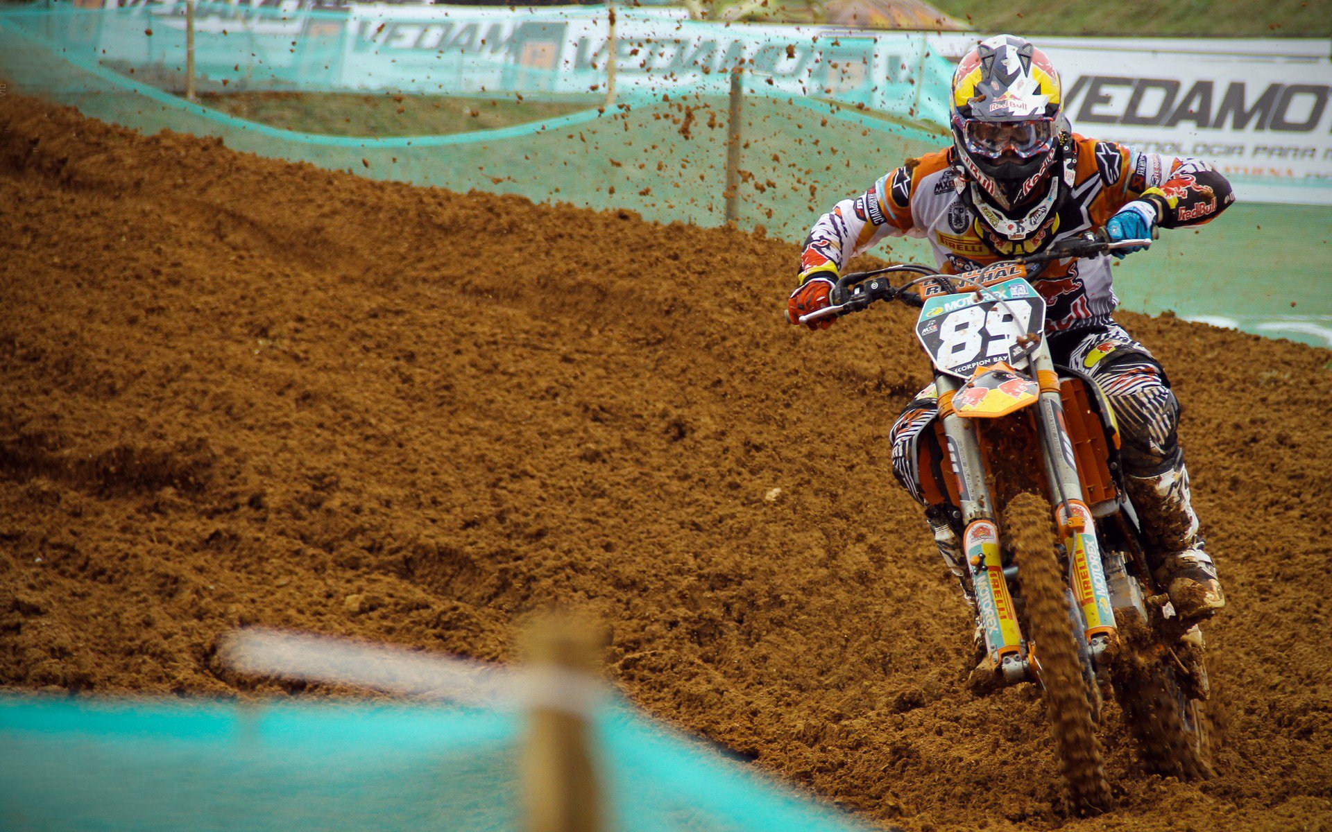 极速与荣耀，莱万在F1街道赛之夜点燃全场