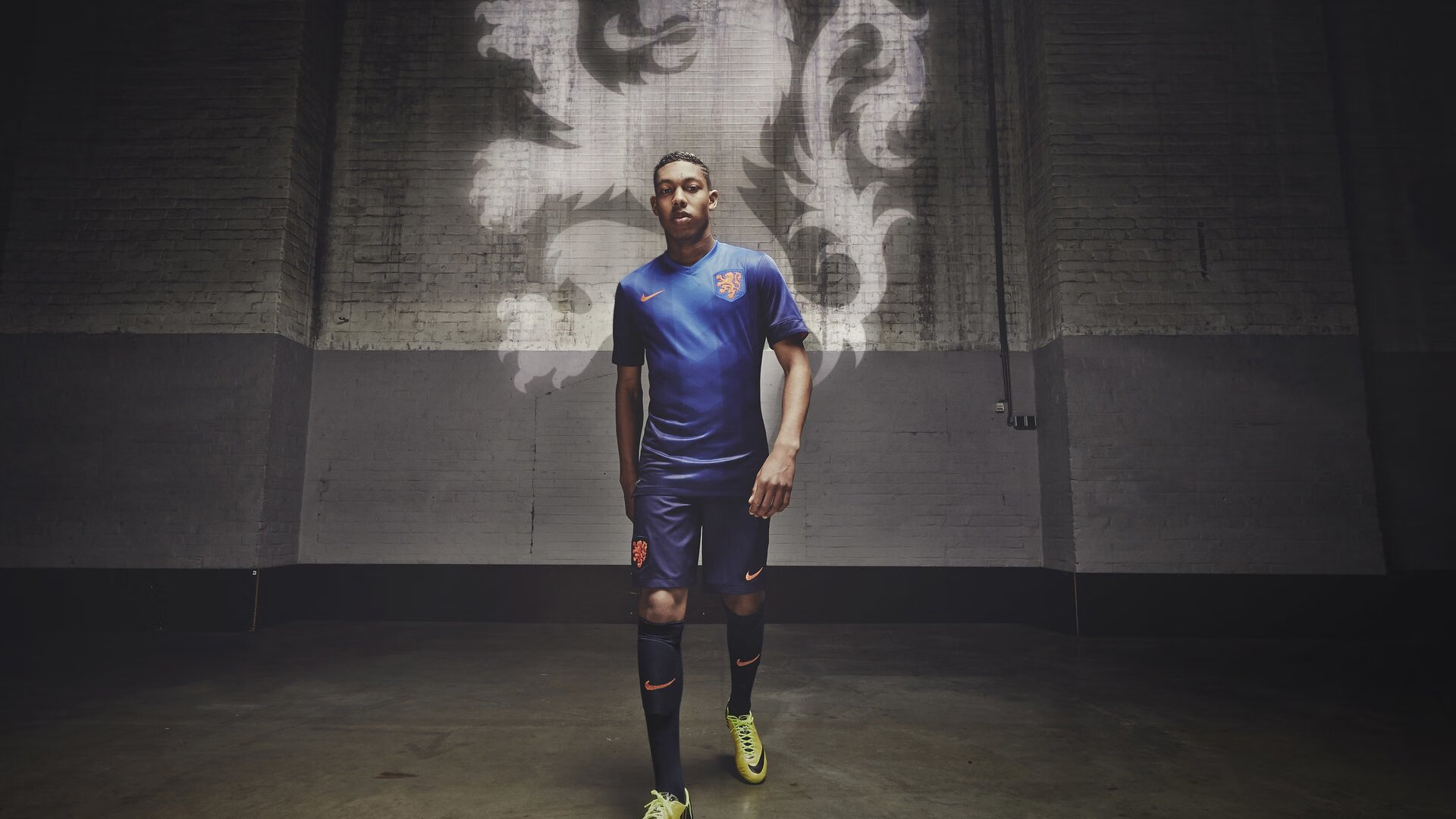 绿茵场上的时空交错，当巴西桑巴军团邂逅佛罗伦萨紫百合，莫德里奇一锤定音定乾坤