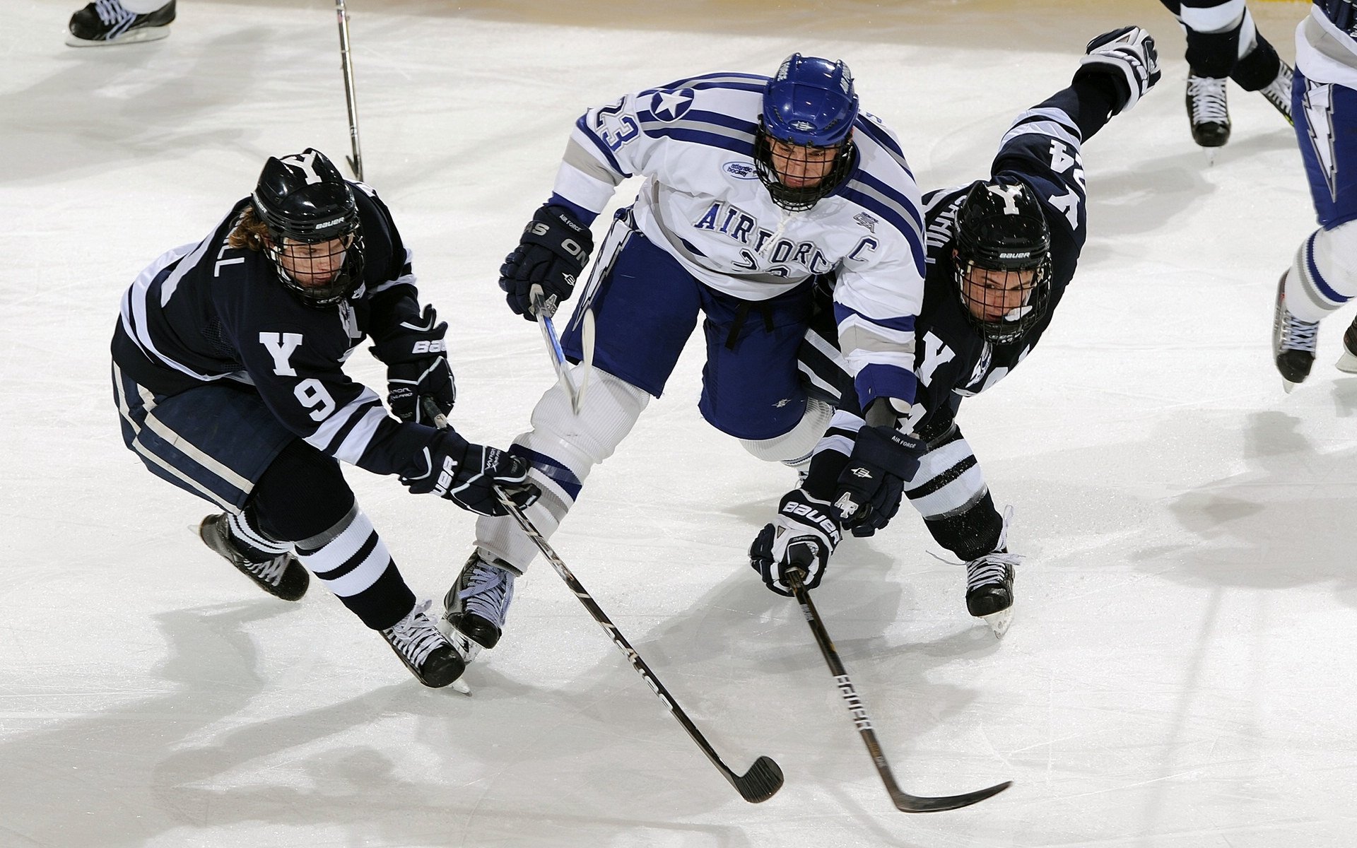 赛道上的隐形锁链，富安健洋如何用防守艺术点亮F1街道赛之夜
