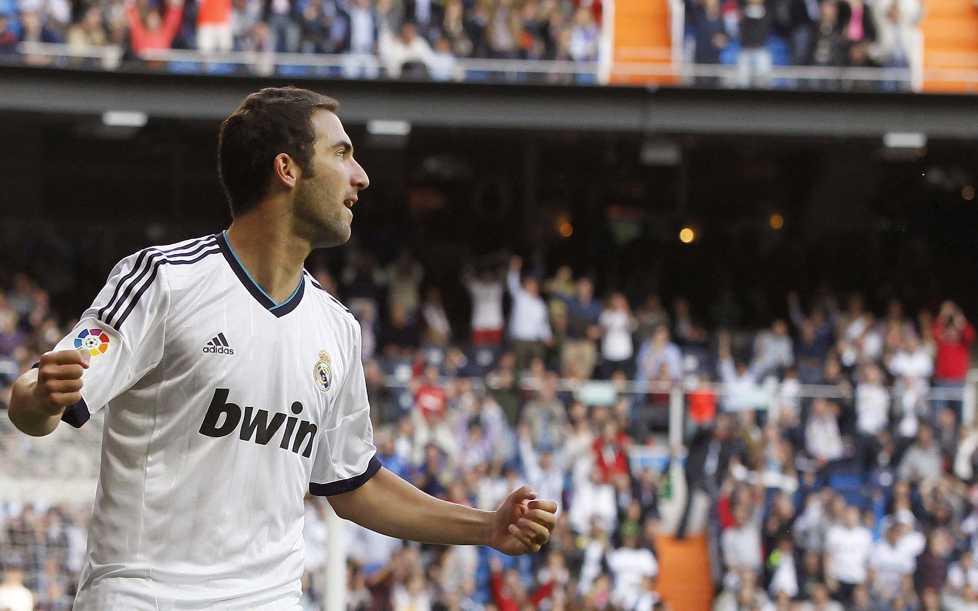 门迪神扑定乾坤,勒沃库森轻取曼联展现战术纪律